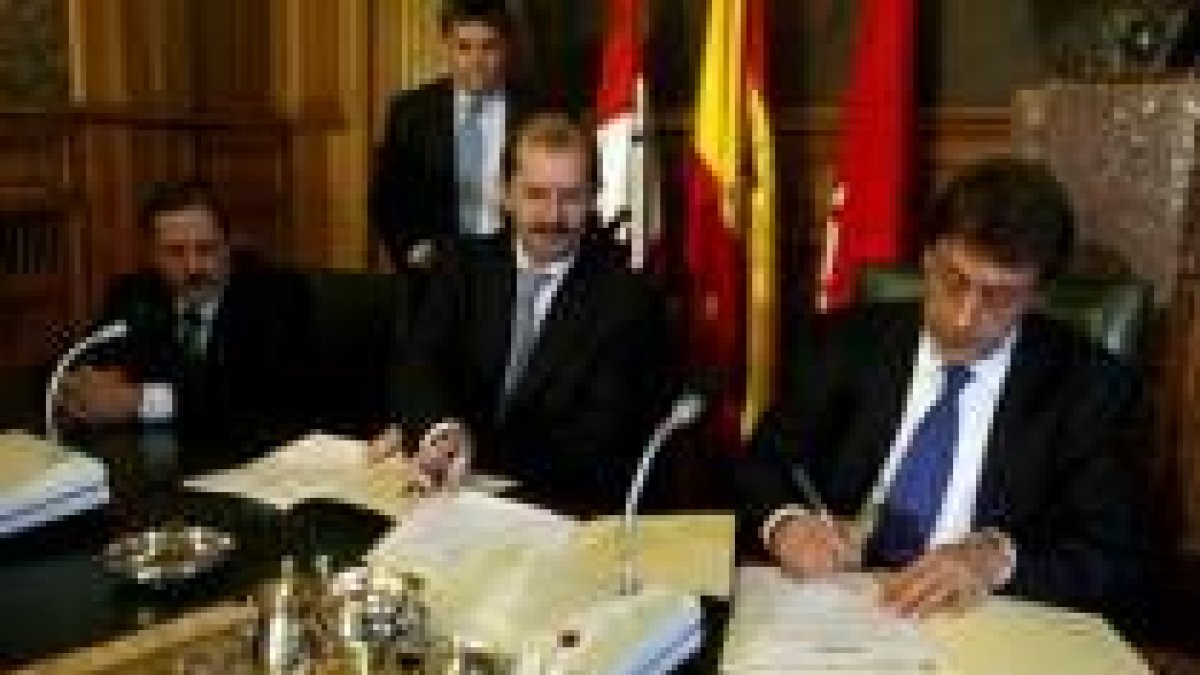 Momento de la firma del acuerdo que permitirá la colaboración entre el Ejecutivo provincial y Socale