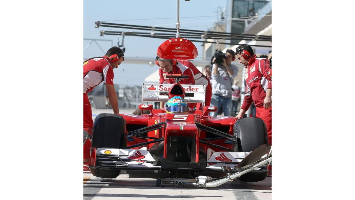 Ferrari pide a mecánicos e ingenieros un mejor coche para el 2013.