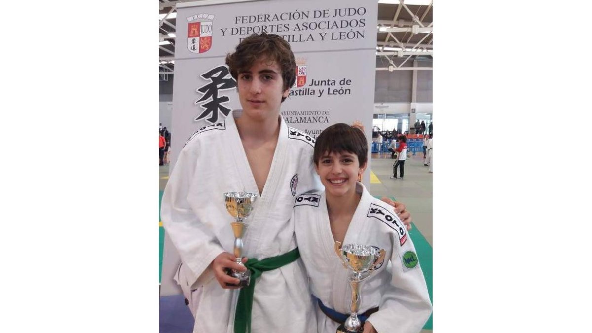 Rubén Llamazares, a la izquierda, y Marcos Porrero con sus trofeos. DL
