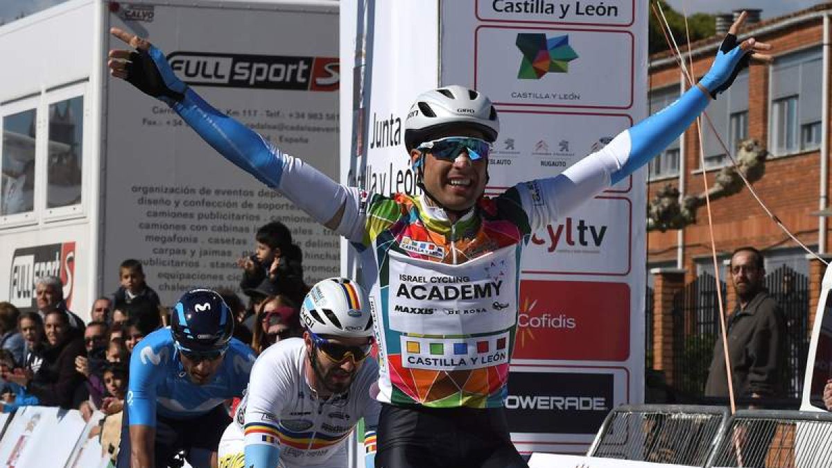 El italiano Cimolai en su llegada a la meta de Villada. J. CASARES