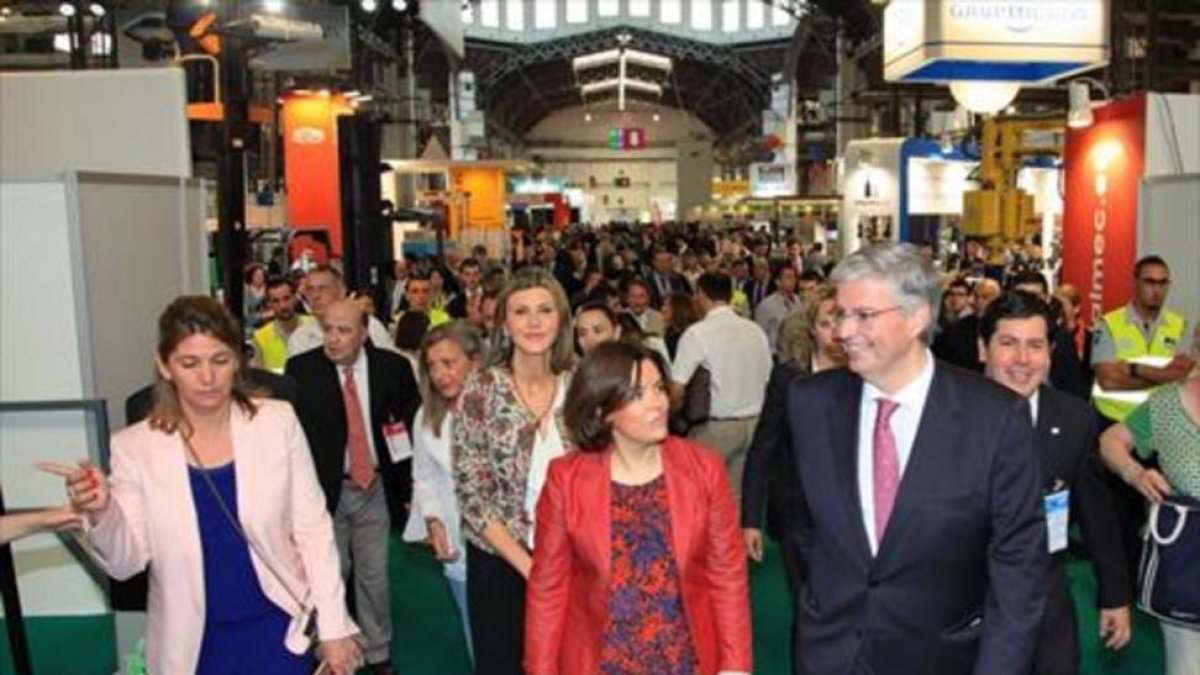 La vicepresidenta del Gobierno, Soraya Sáenz de Santamaría, y el delegado especial del Estado en el Consorci de la Zona Franca de Barcelona, Jordi Cornet, en la clausura de la feria SIL del 2016.