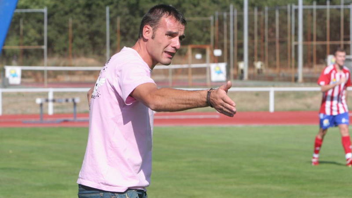 Ministro, entrenador del Atlético Bembibre, dando instrucciones a sus jugadores. ANA F. BARREDO