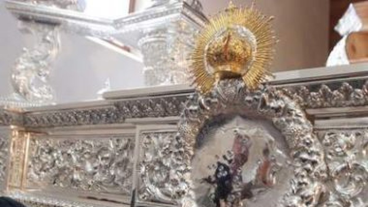 Las andas de la virgen presentan diversos símbolos representativos del Bierzo.