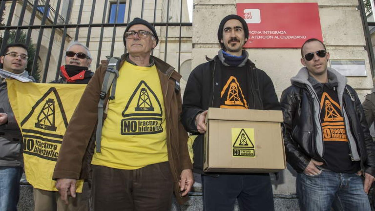 Integrantes de las asambleas contra el fracking de Burgos, Cantabria y Vizcaya, entregando ayer las firmas recogidas.