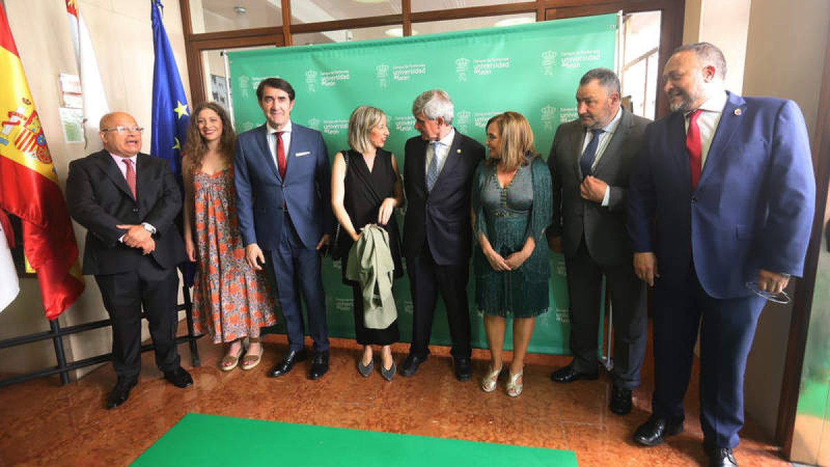 El subdelegado del Gobierno con Quiñones, los presidentes de la Diputación y el Consejo, el rector y el resto de autoridades universitarias. ANA F. BARREDO