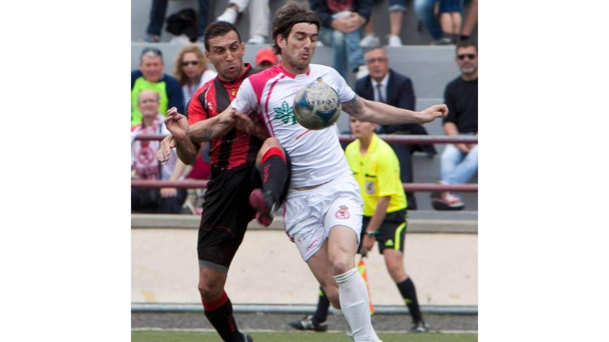 El delantero Ortiz recibió un estrecho marcaje por parte de la defensa del Unión Viera.