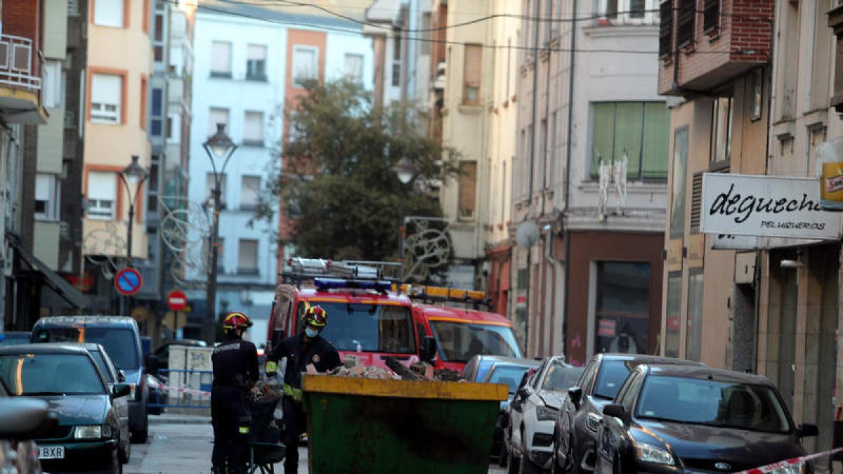 Labores de limpieza en la zona de la explosión. ANA F. BARREDO