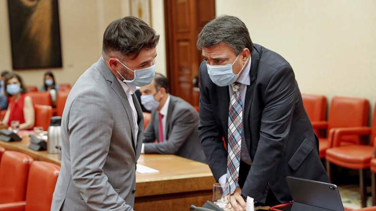 Gabriel Rufián y Aitor Esteban departen en el Congreso tras conocerse la noticia. EMILIO NARANJO