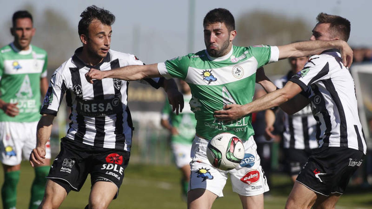 Iago Beceiro trata de superar a dos rivales del Lealtad en un lance del partido disputado en La Eragudina. JESÚS F. SALVADORES