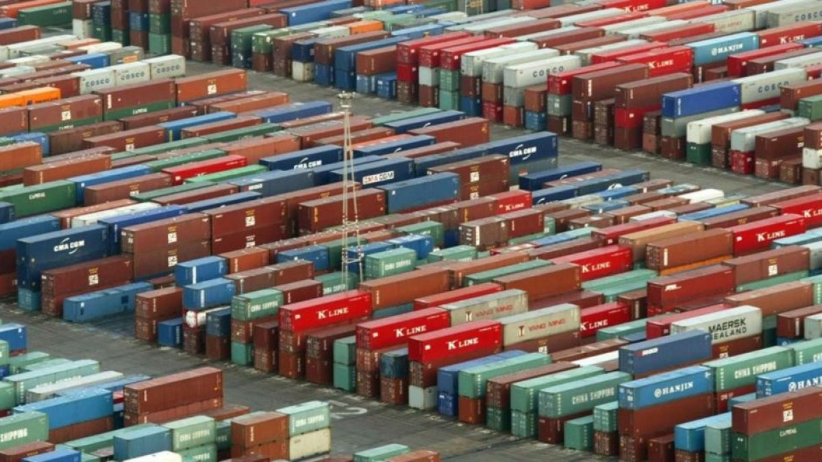 Contenedores en el puerto de Barcelona, en una imagen de archivo.