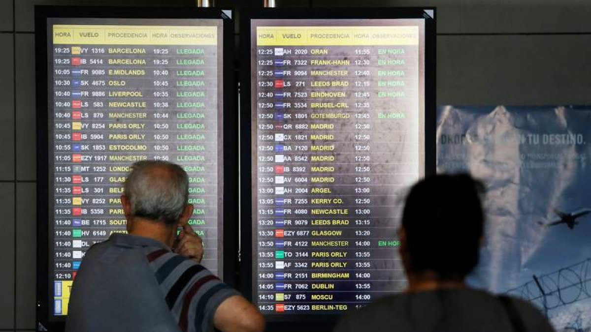 Pasajeros ante los carteles informativos de vuelos. MANUEL LORENZO