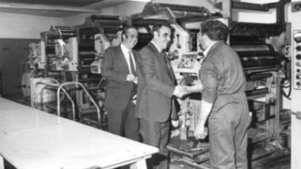Ángel Panero, a la izquierda, acompaña a Rodríguez Sahagún, entonces ministro del Ejército, en una v
