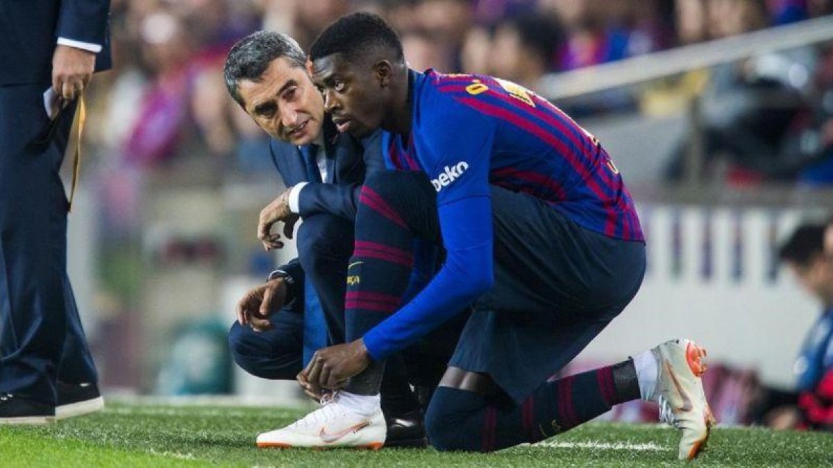 Valverde habla con Dembélé instantes antes de darle entrada en sustitución de Messi frente al Sevilla.