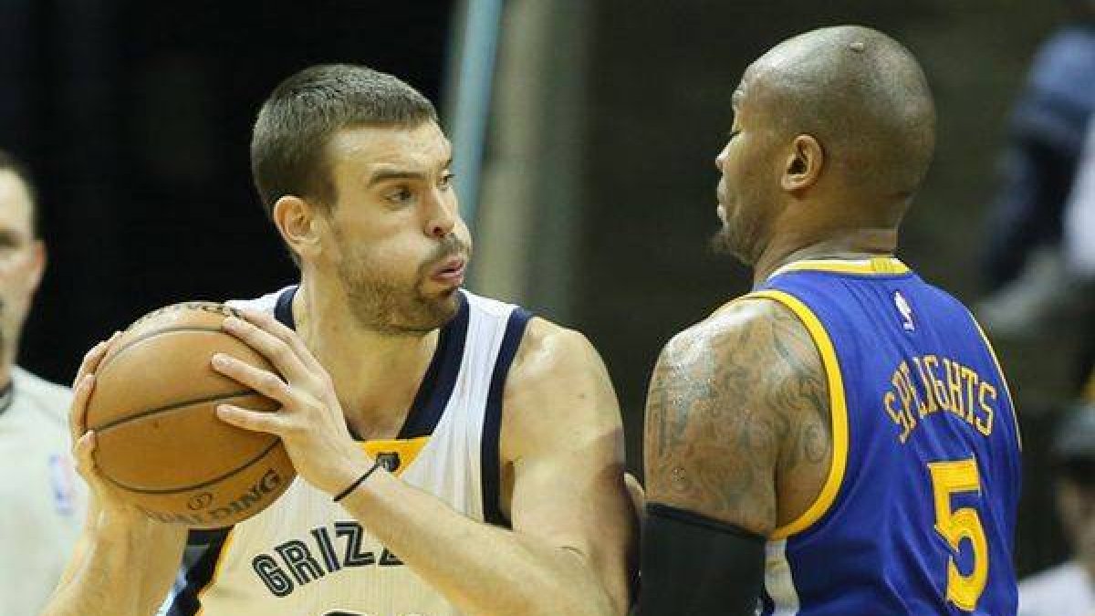 Marc Gasol intenta zafarse de Marreese Speights, este martes en Memphis.