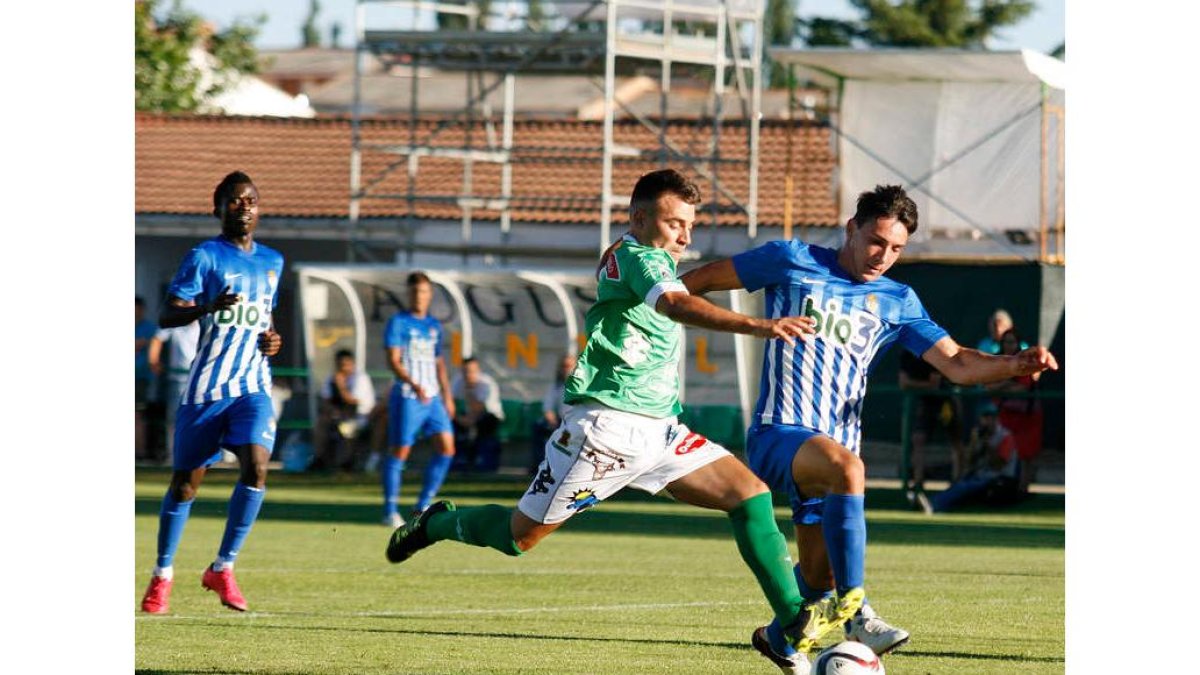 El Astorga se estrenó ayer ante su afición y la Deportiva disputó su tercer amistoso. F. OTERO PERANDONES
