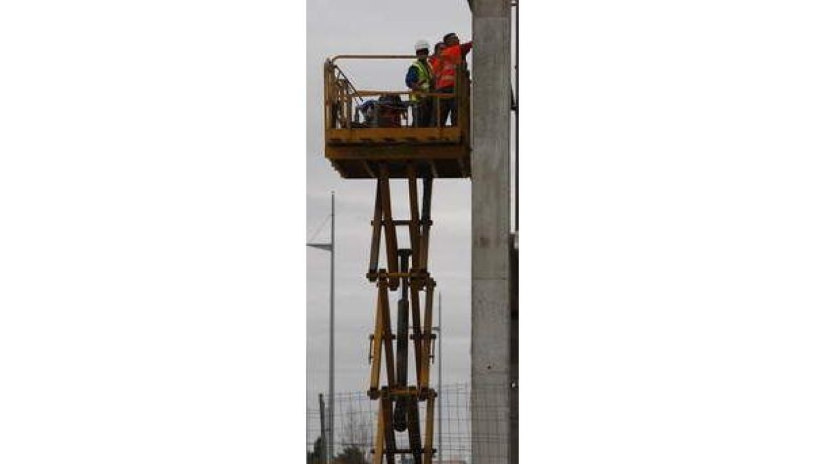 Trabajadores en un polígono industrial de León.