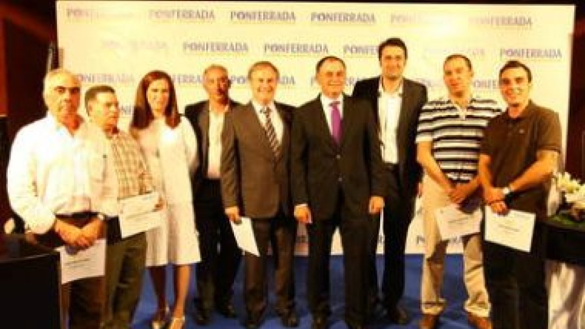 El presidente de la D. O. Bierzo, con el segundo grupo de premiados con un «Oro».