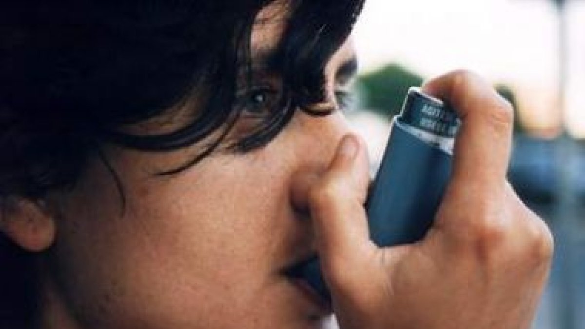 Un enfermo de asma utiliza un inhalador para aliviar los síntomas.