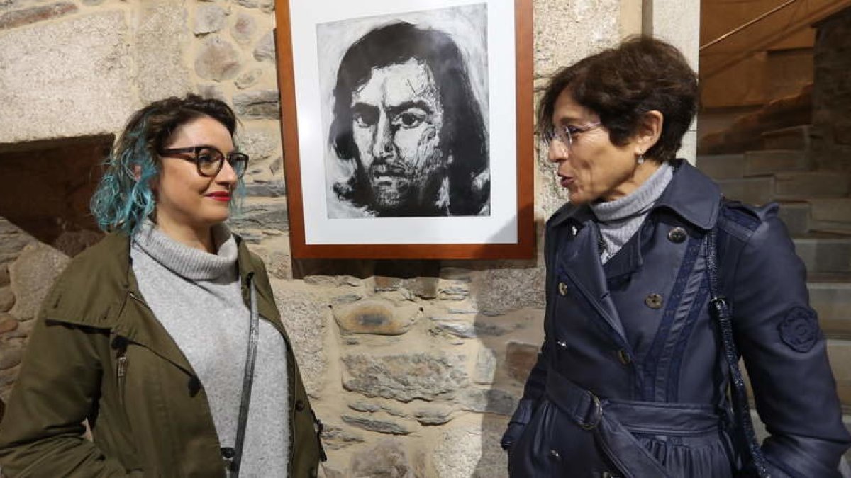 Nuria Ruiz, hija del pintor, ayer en el Museo del Bierzo junto a la concejala Concepción de Vega. LDM
