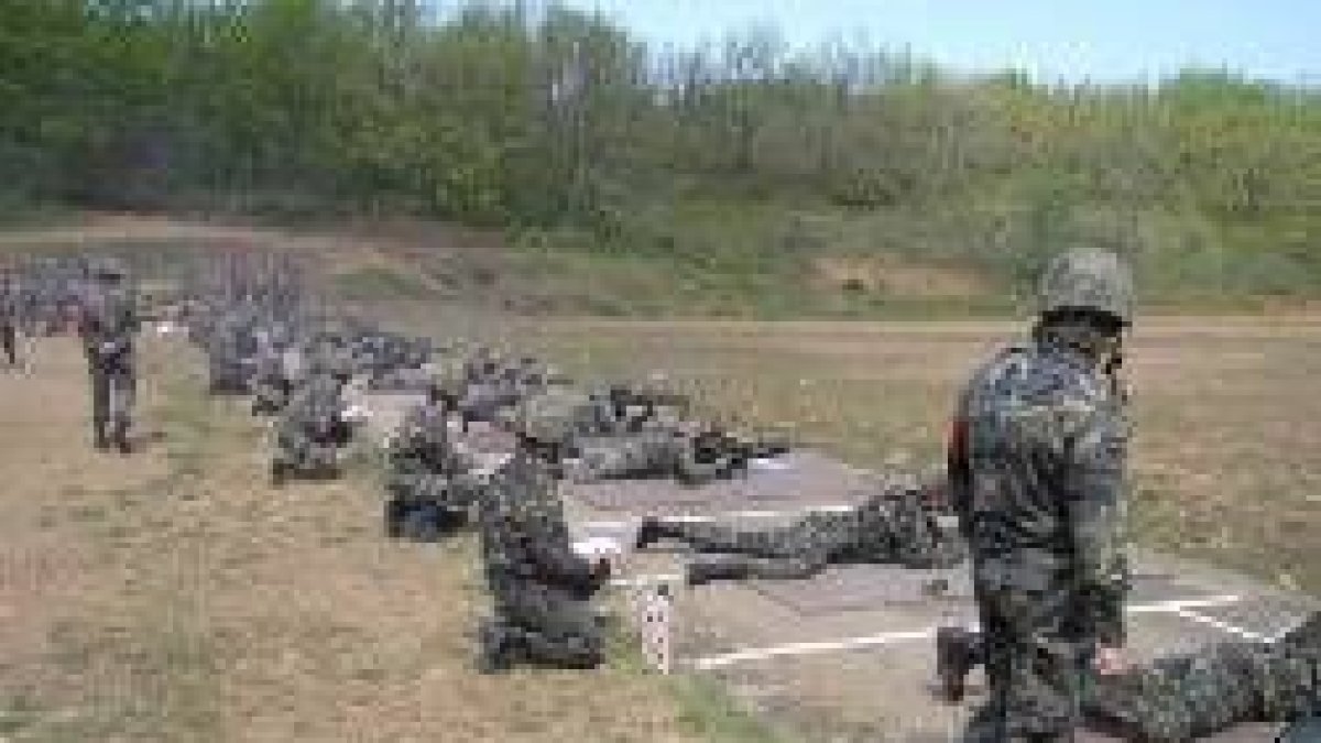 Un momento de la fase final del campeonato de tiro que se celebró en la base militar de Ferral