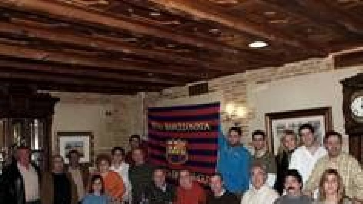 Los miembros de la peña del Barcelona posan momentos antes de la cena