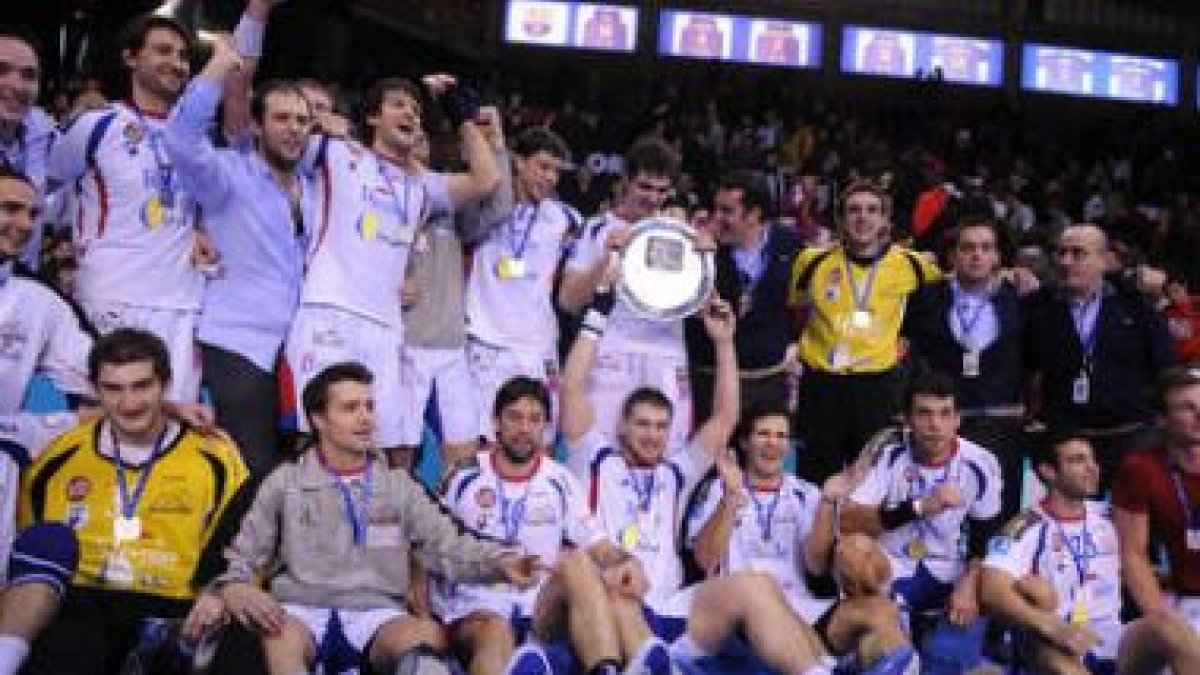 la bandeja de la Copa Asobal 2008 retona a León