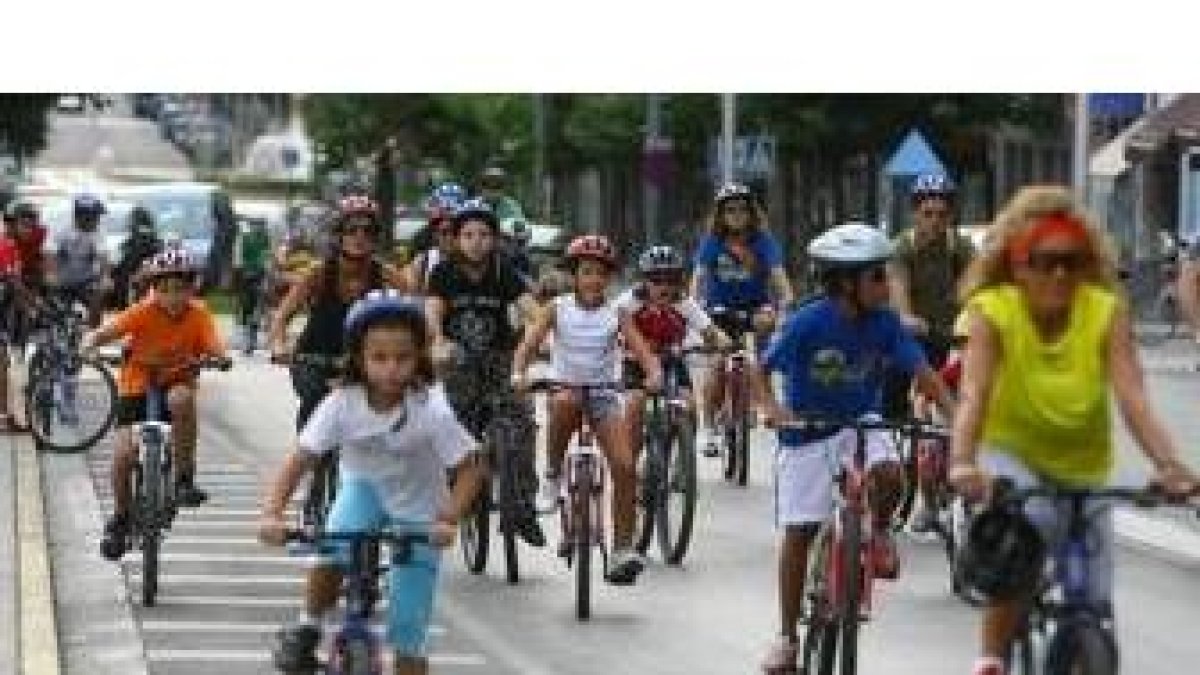 Cientos de niños y mayores disfrutaron ayer de una marcha en bicicleta por las calles de la ciudad