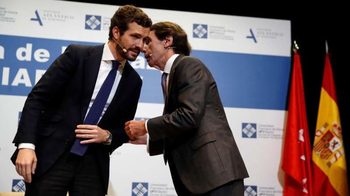 Pablo Casado y José María Aznar ayer, en la Universidad Francisco de Vitoria.