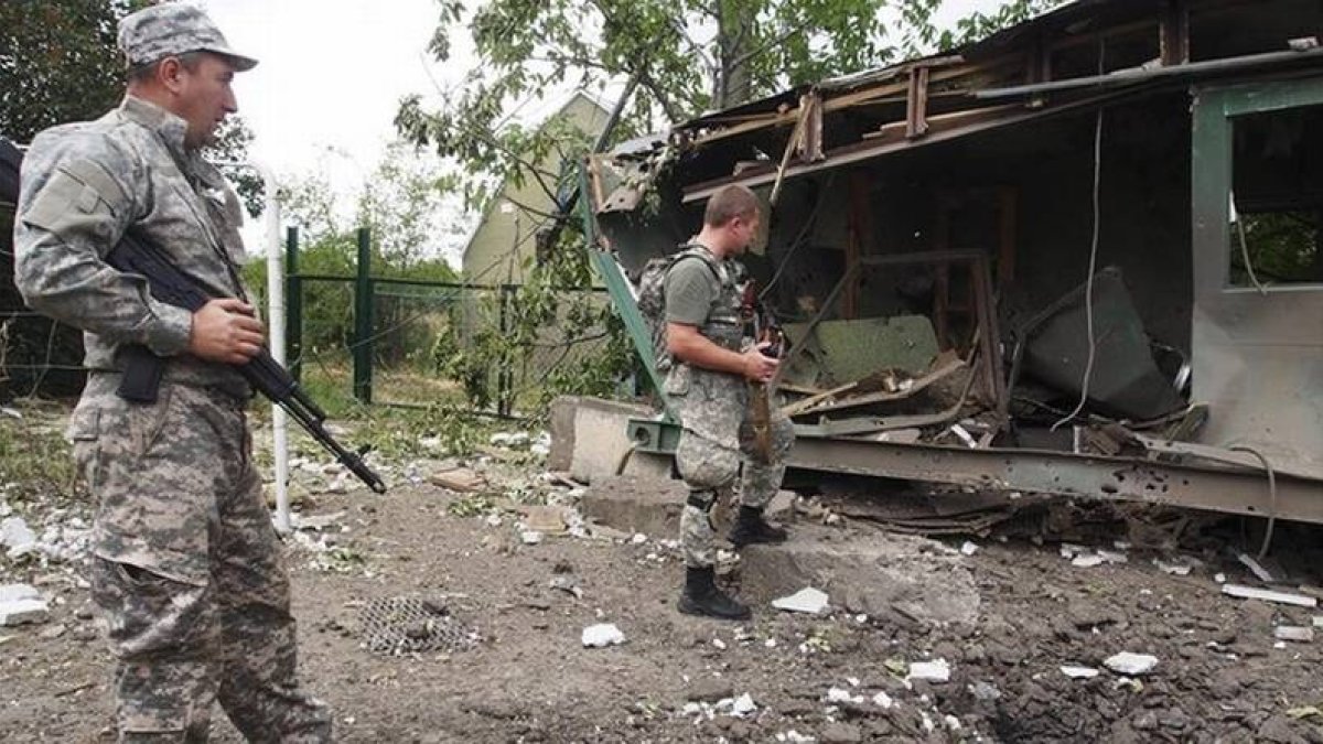Rebeldes prorrusos patrullan en la localidad de Stanitsa Luganskaya