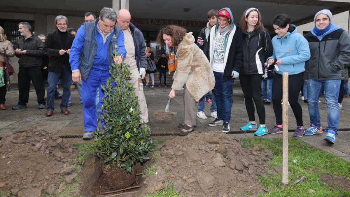 La alcaldesa, pala en mano, junto a un grupo de alumnos del Gil, operarios municipales y el edil de Medio Rural, detrás