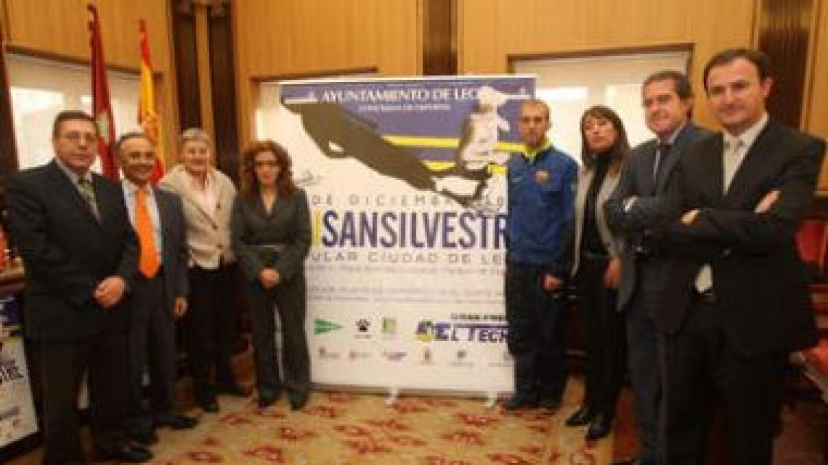 La concejala y los promotores de la San Silvestre leonesa durante la presentación de ayer.