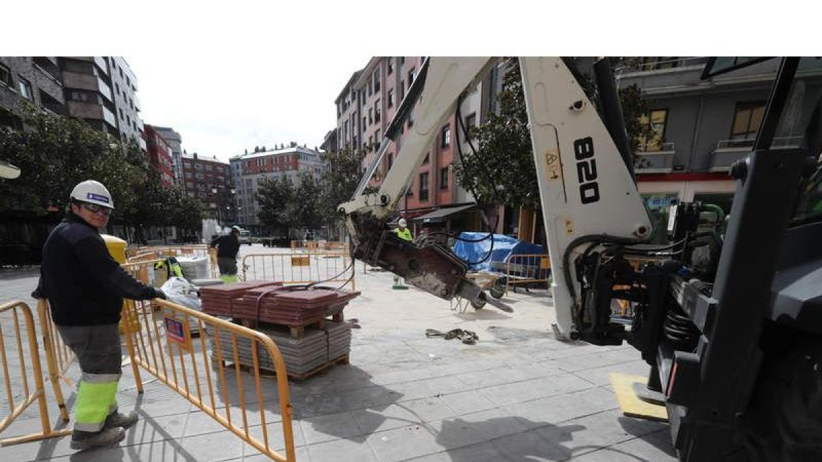 Imagen de esta semana de los retoques de las obras en la céntrica plaza ponferradina.