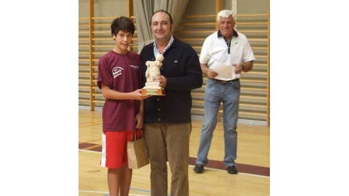 Manuel Belinchón entrega uno de los trofeos, con Estrada al fondo.
