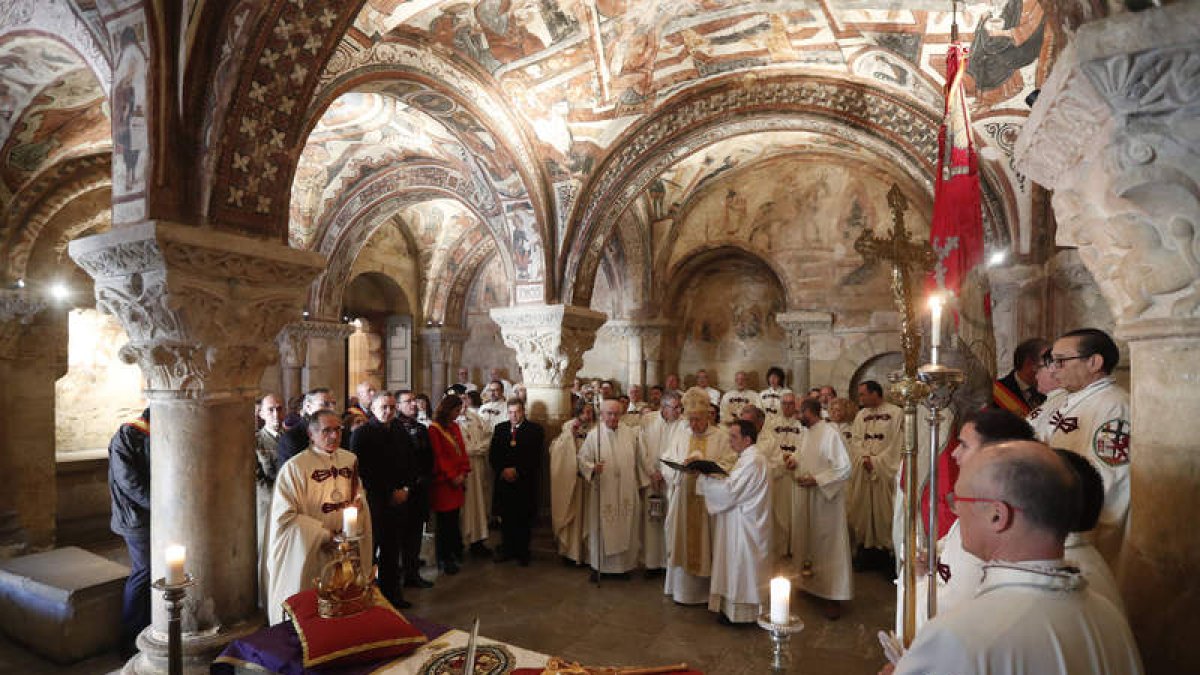El acto se celebró en el claustro de la Basílica de San Isidoro, con presencia de los miembros de la cofradía. JESÚS F. SALVADORES