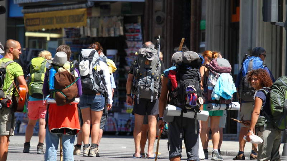 Turistas por el centro de la capital leonesa.