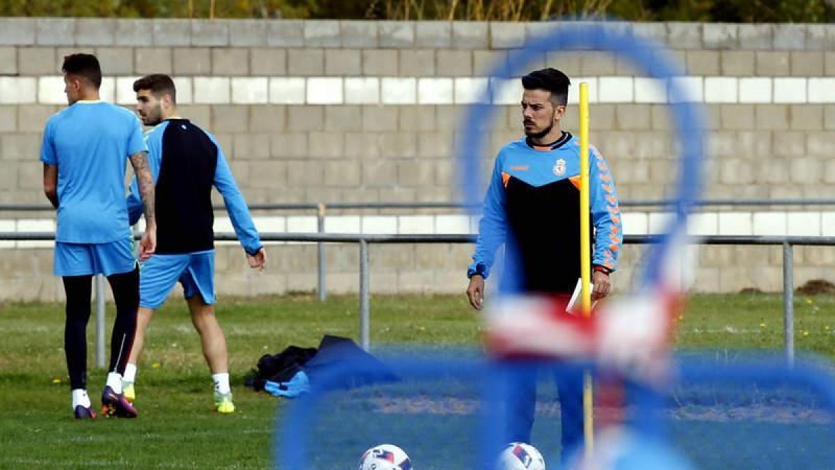 El entrenador de la Cultural, Rubén de la Barrera, ya prepara el encuentro de Liga de mañana frente al Racing de Santander en El Sardinero.