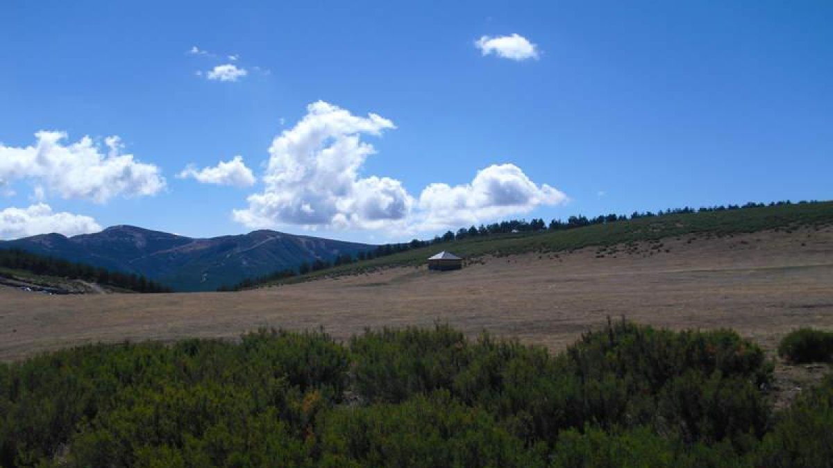 La campa de La Campona y parte de las vistas que sirve en bandeja, con el pequeño refugio totalmente restaurado que permite ver amanecer en un paraje insólito y accesible para cualquiera que quiera disfrutarlos..