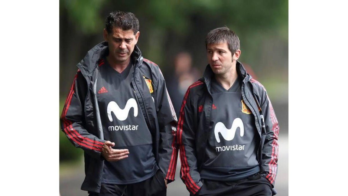 El seleccionador de España, Fernando Hierro, (dch), y su ayudante Albert Celades tras el entrenamiento celebrado hoy, 16 de junio de 2018, en Krasnodar.