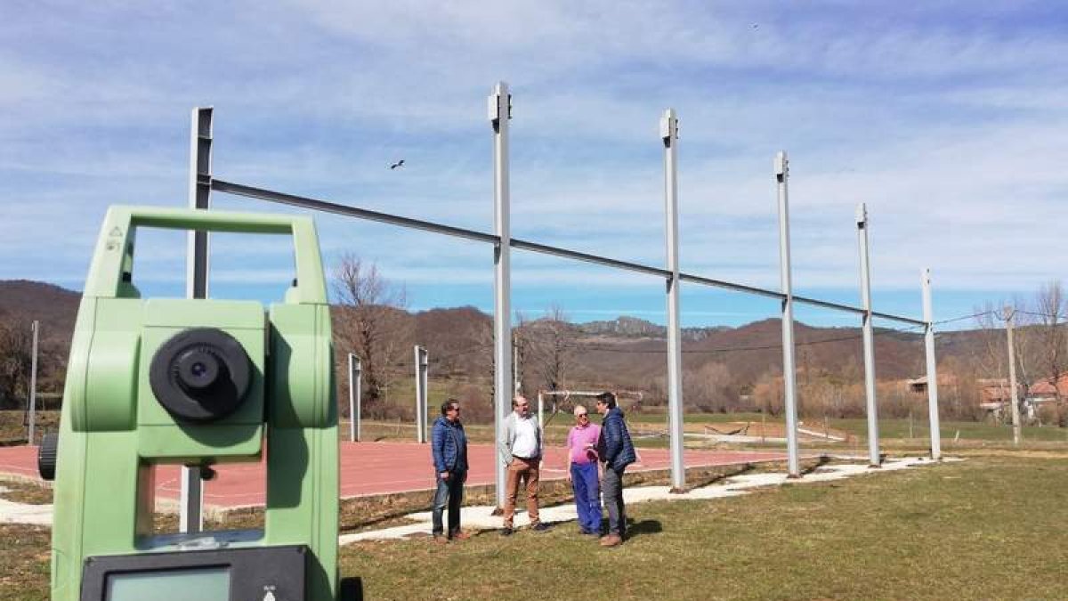 Políticos y técnicos en el momento del replanteo de la segunda fase de la sobras. CAMPOS