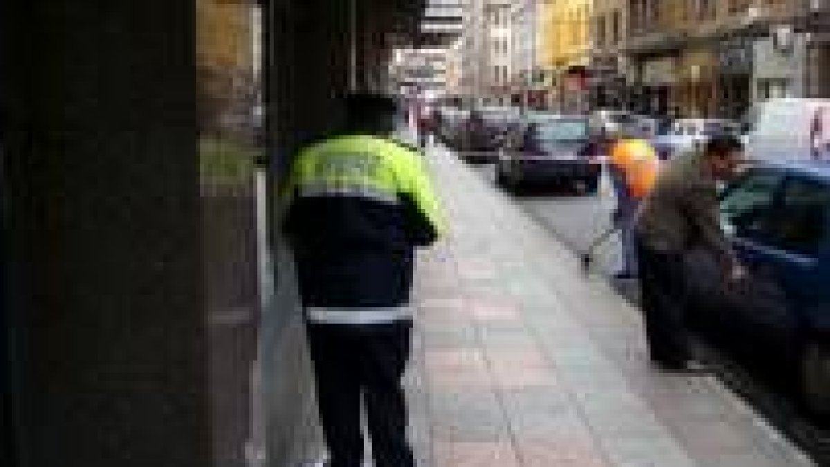 La policía acordonó la zona, mientras un trabajador de Urbaser limpiaba los cascotes