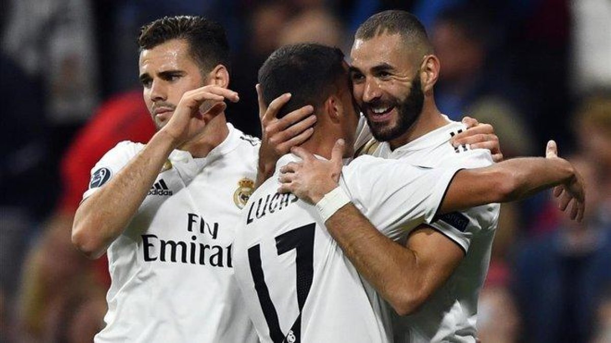 Lucas Vñazquez y Benzemá celebran el primer gol. EFE