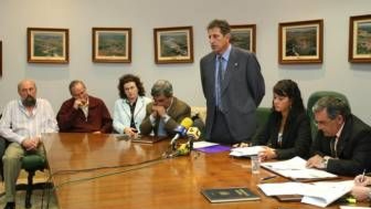 El alcalde (de pie), junto al equipo de Gobierno de Valdefresno