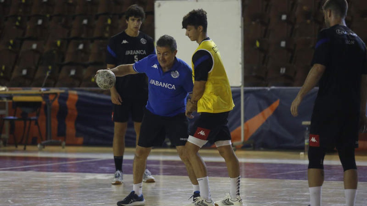 Manolo Cadenas en un entrenamiento de esta pretemporada en el Palacio de Deportes. FERNANDO OTERO