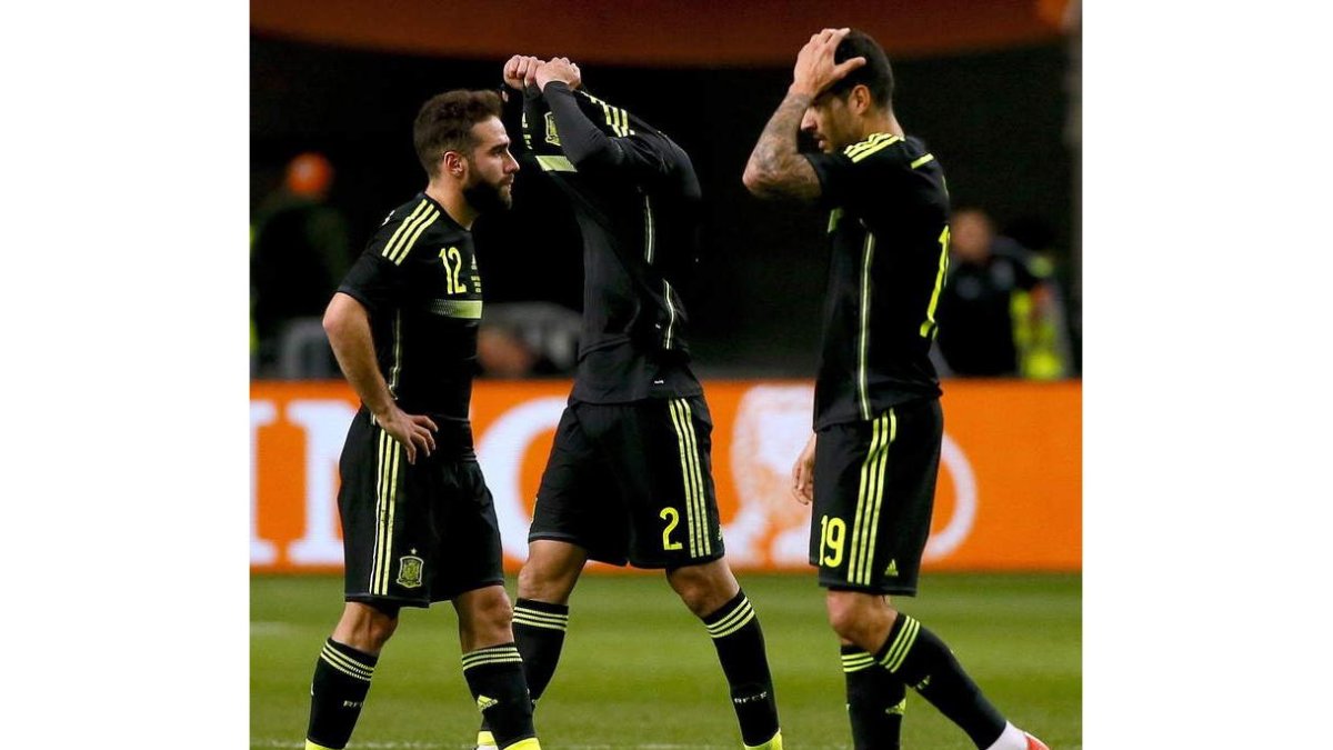 Dani Carvajal, Raúl Albiol y Vitolo durante el partido amistoso entre Holanda y España.