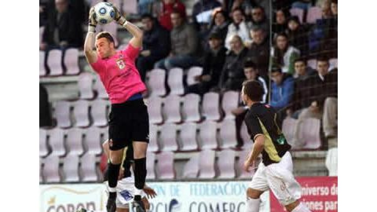 Diego Calzado se hace con el balón durante el partido disputado en el Ángel Carro de Lugo.
