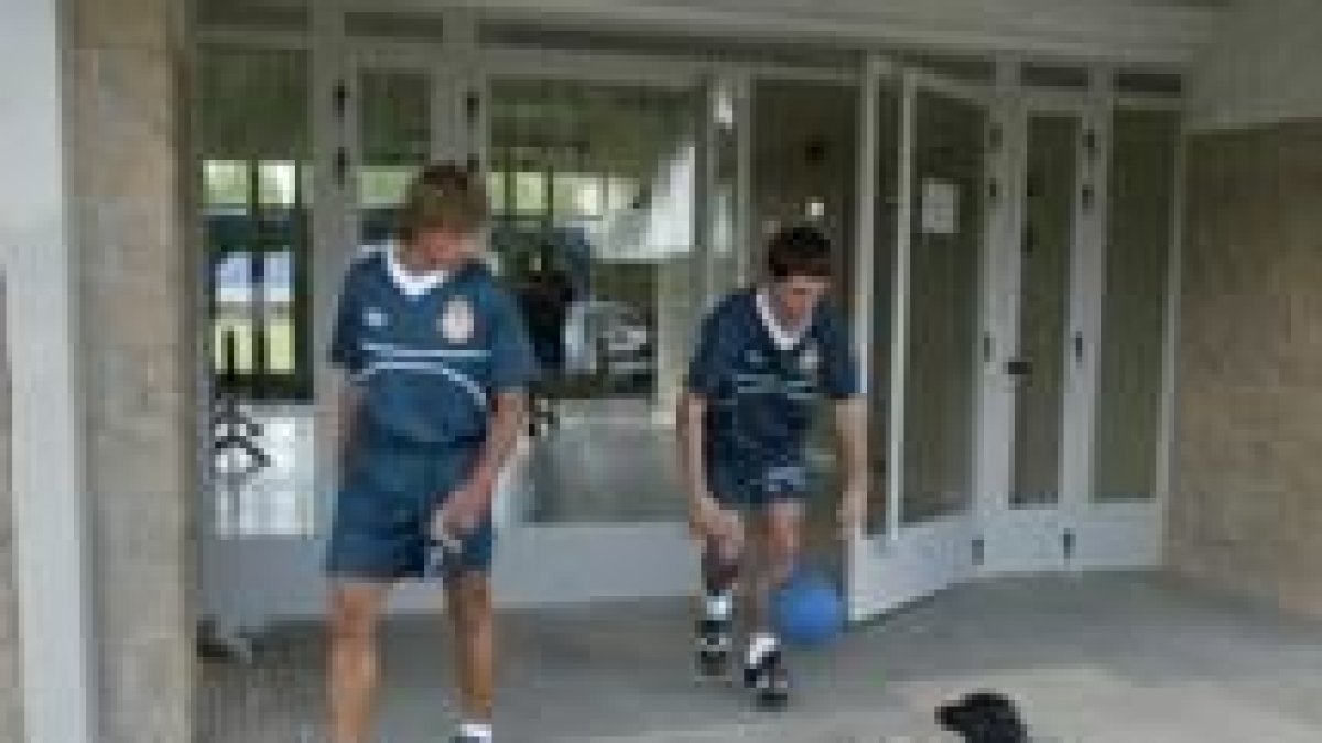 Irazusta, con un balón medicinal en la manos, juguetea con los perros de Puente Castro