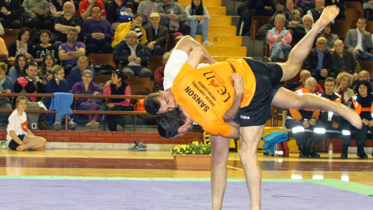 ‘El Junco’, campeón de la primera Liga en semipesados.
