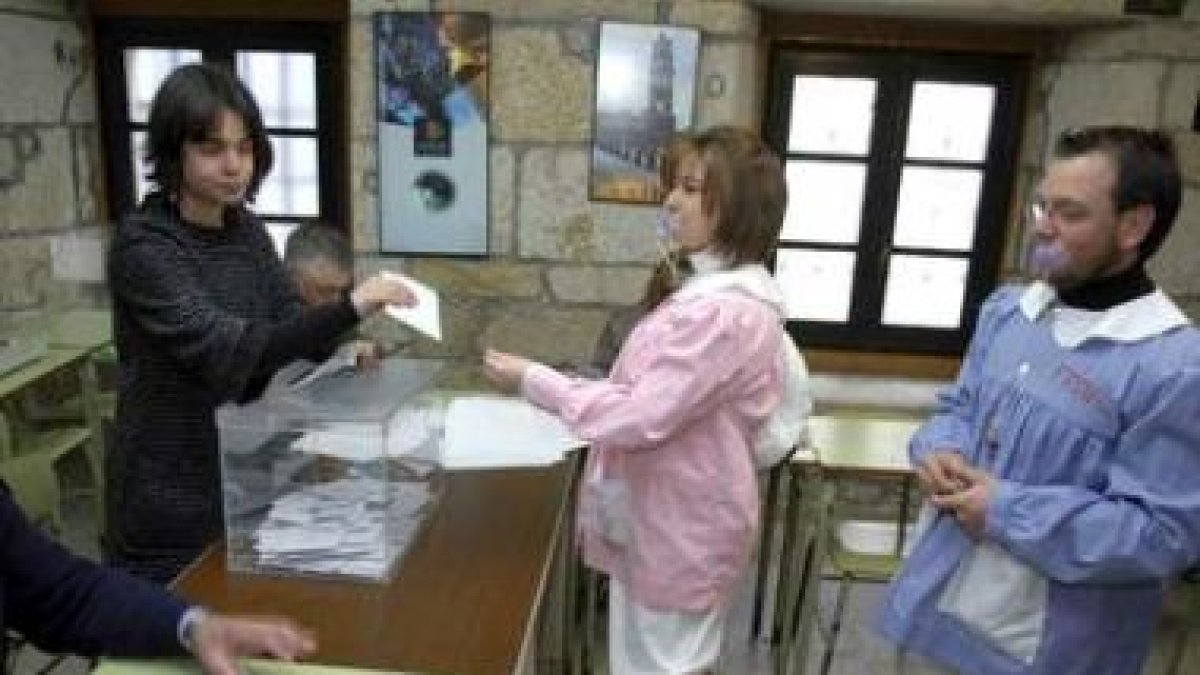 Vecinos de Xinzo de Limia votan disfrazados por el domingo de Piñata