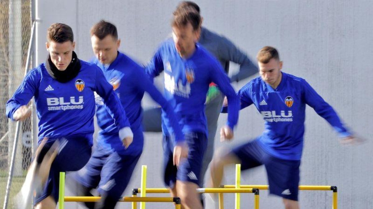 Los jugadores del Valencia, en el último entrenamiento antes de recibir al Celtic.