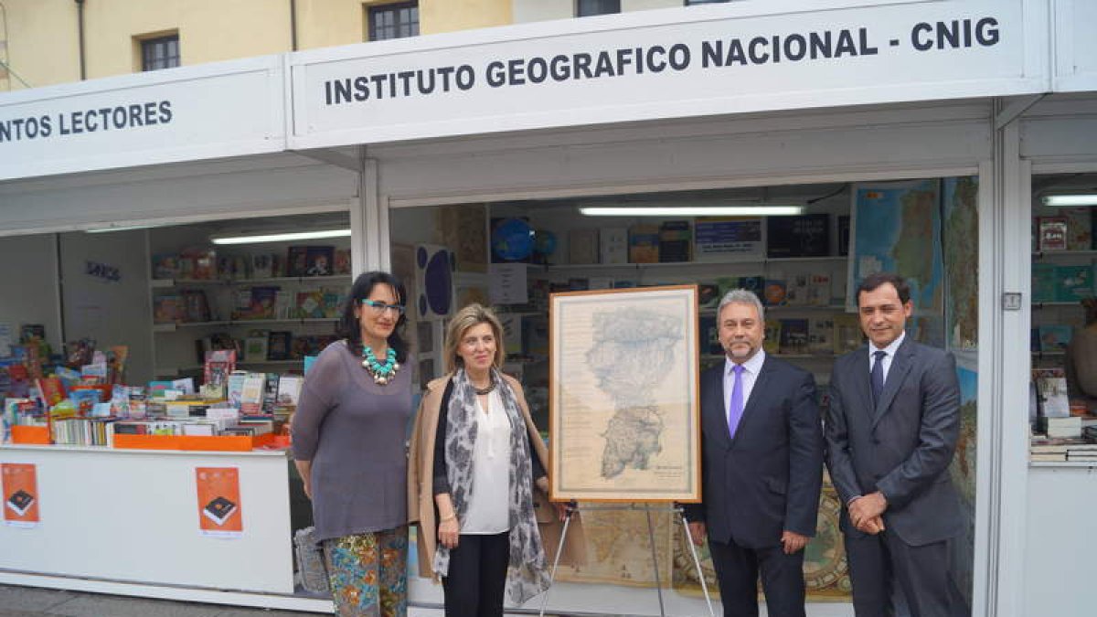 Teresa Mata, María José Salgueiro y responsables del Instituto Greográfico Nacional en la Feria del Libro de León. DL